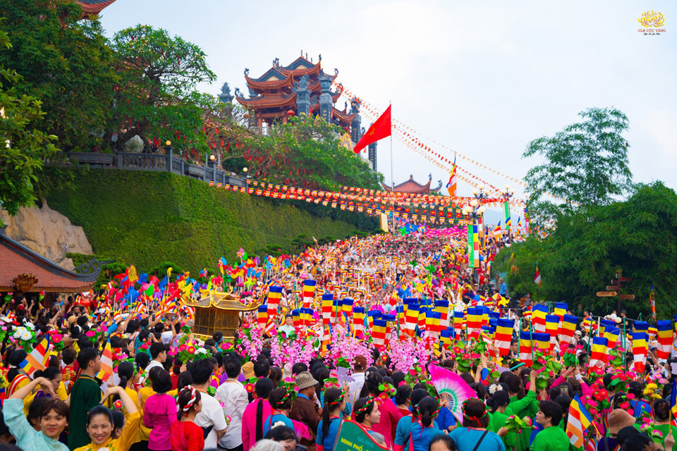 rưc-ro-dieu-hanh-xe-hoa-phat-dan