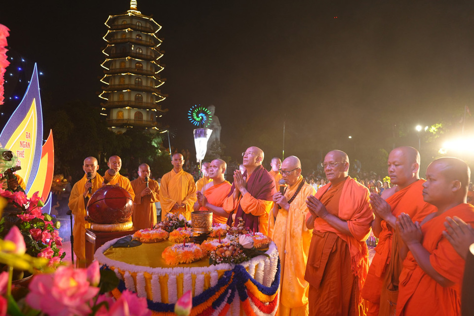 Trưởng lão Hoà thượng Thích Tánh Nhiếp cùng chư Tôn đức bắt đầu cử hành nghi thức bạch Phật, lễ Phật để dâng đăng cúng dường Đức Phật đản sinh