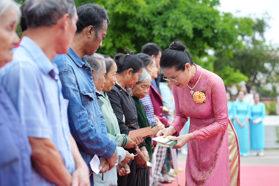 Cô Phạm Thị Yến - Phó Trưởng ban Từ thiện Xã hội GHPGVN tỉnh Quảng Bình, Chủ nhiệm CLB Cúc Vàng trao những phần quà đến cho các gia đình có hoàn cảnh đặc biệt