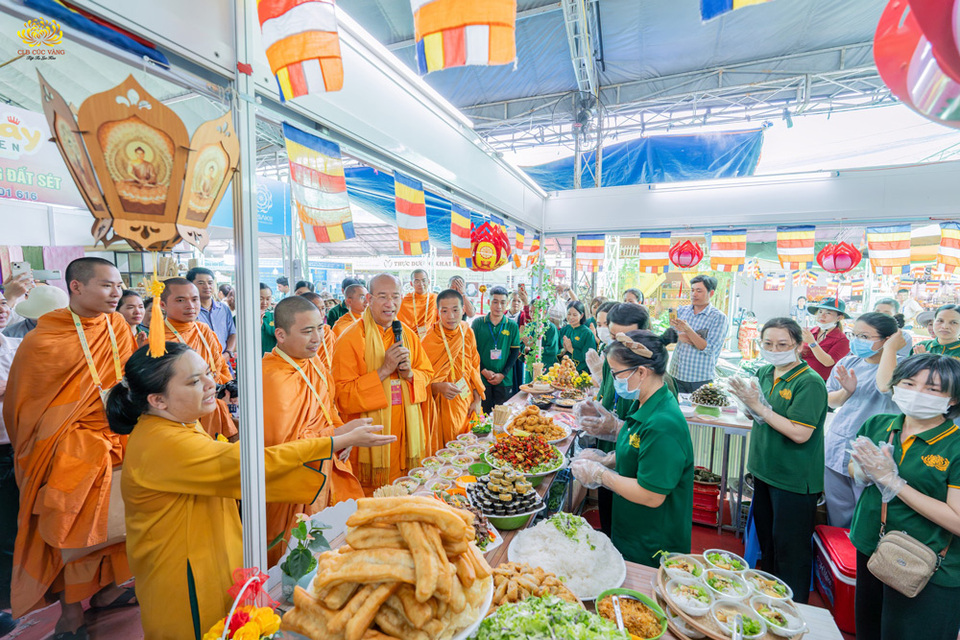 Sư Phụ Thích Trúc Thái Minh đã ghé thăm và động viên các Phật tử ở gian hàng ẩm thực chay miễn phí tại Lễ hội Văn hóa Phật giáo Vesak 2025