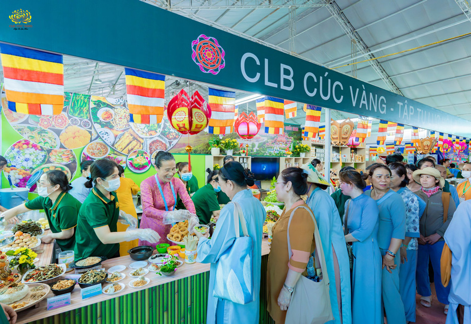 Phật tử Phạm Thị Yến - Chủ nhiệm CLB Cúc Vàng cùng các Phật tử thân tình mời quý du khách thưởng thức các món ăn