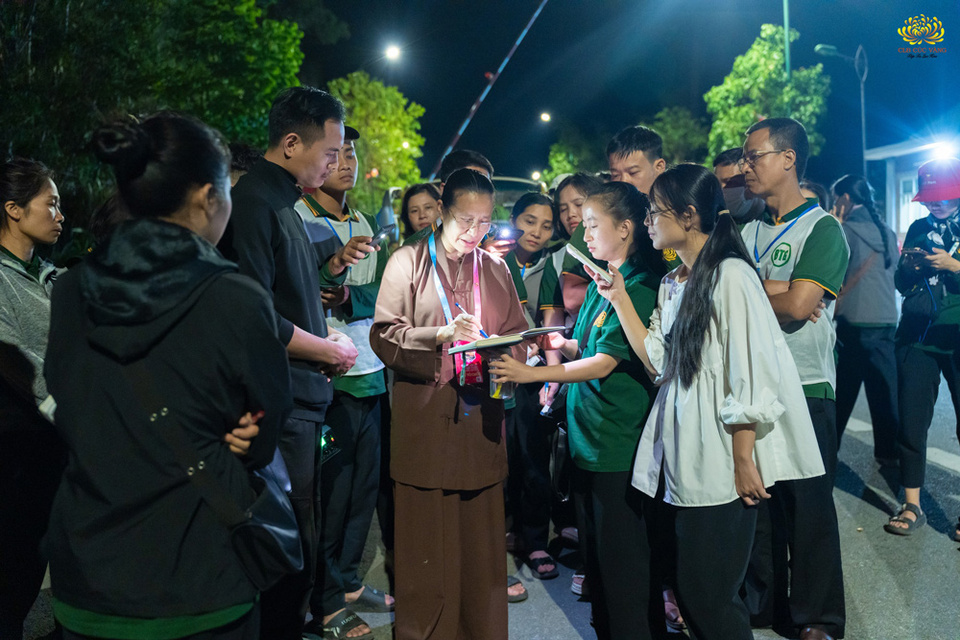 Cô Chủ nhiệm Phạm Thị Yến hướng dẫn Phật tử triển khai các công việc hỗ trợ người dân đi hành hương, chiêm bái Xá lợi