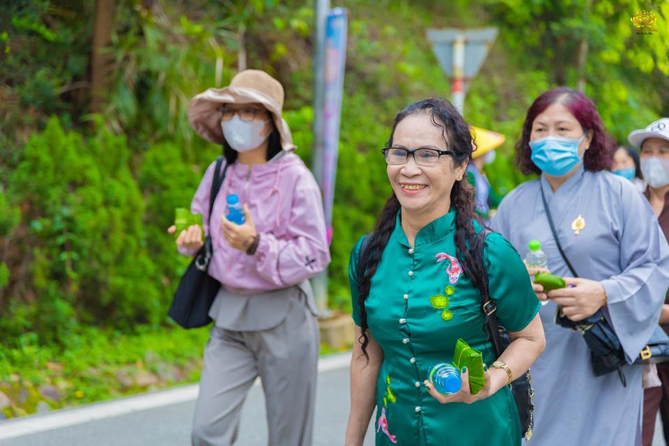 Bà con Nhân dân, Phật tử hân hoan đi chiêm bái Xá lợi Phật
