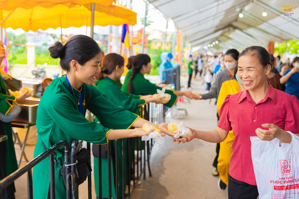 Niềm hoan hỷ khi được phục vụ, hỗ trợ bà con nhân dân về chiêm bái Xá lợi Đức Phật