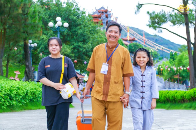Tôi và bé Trúc Phương rất vui khi đưa Hải Anh đi ghi danh khóa tu mùa hè 