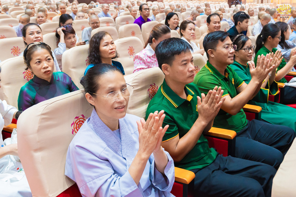 Phật tử Phạm Thị Yến cùng đại diện các Phật tử CLB Cúc Vàng tham gia buổi lễ Tổng kết công tác tổ chức Đại lễ Phật đản - Vesak Liên Hợp Quốc 2025