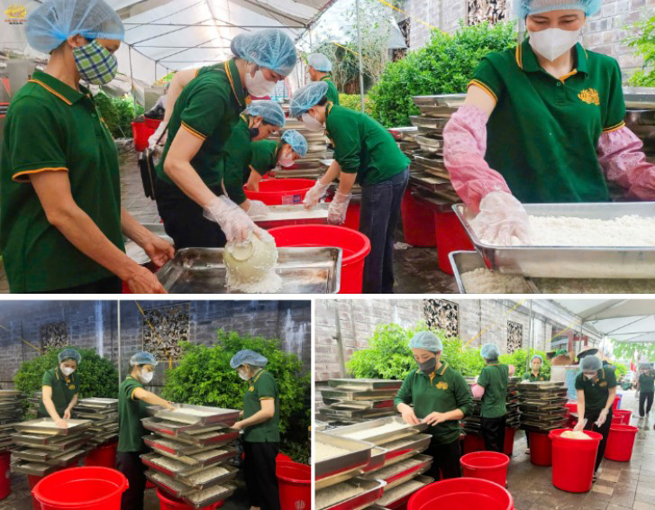 Các Phật tử trong CLB hoan hỷ nấu cơm phục vụ lễ chiêm bái Xá lợi Đức Phật tại chùa Tam Chúc