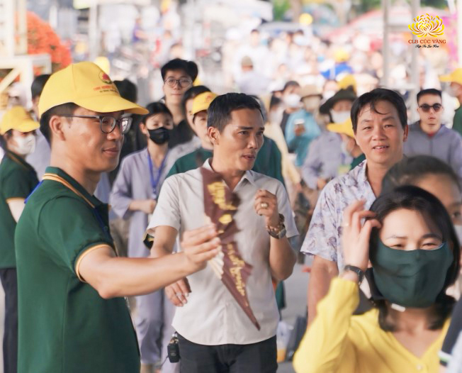 Anh Nguyễn Thành Nhân làm phận sự tại chùa Quán Thế Âm (TP. Đà Nẵng)