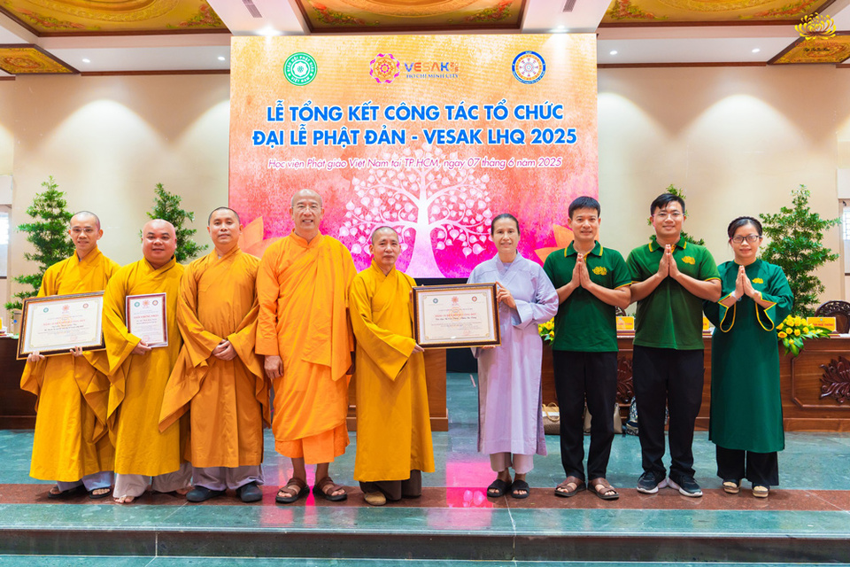 Nương lòng từ bi, thương tưởng của chư Tôn Giáo phẩm, CLB Cúc Vàng - Tập Tu Lục Hòa vinh dự được đón nhận bằng tuyên dương công đức trong buổi lễ Tổng kết công tác tổ chức Đại lễ Phật đản - Vesak Liên Hợp Quốc 2025