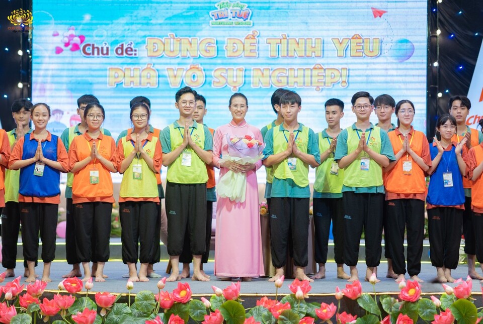 Phương Thúy (hàng đầu, thứ 3 từ trái sang) hạnh phúc khi được cùng các bạn tặng hoa tri ân Cô