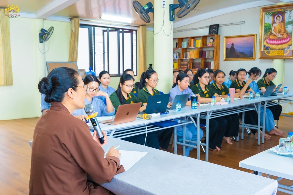Cô Phạm Thị Yến họp bàn cùng các bộ phận chuyên môn