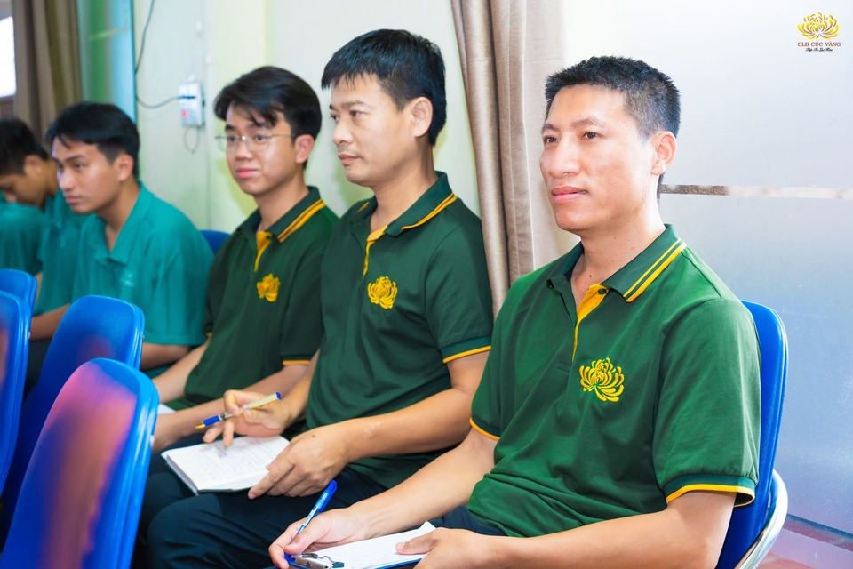 Các Phật tử chú ý lắng nghe Cô hướng dẫn