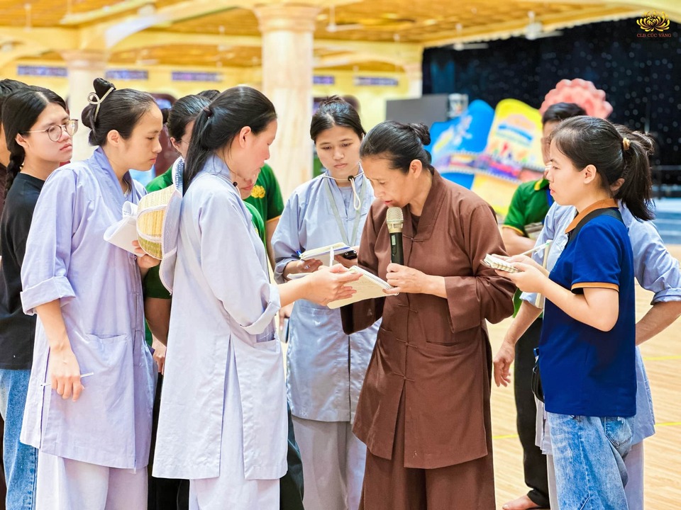Cô trực tiếp hướng dẫn quy trình ghi danh đăng ký tham gia khóa tu cho khóa sinh được hiệu quả, nhanh chóng