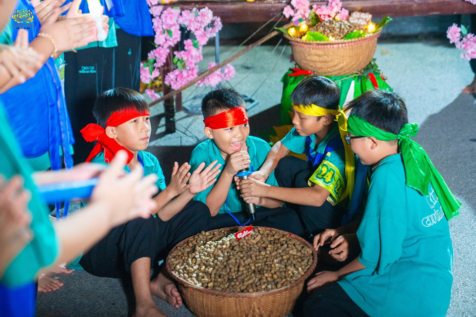 Lạc luộc đê! Xin mời mọi người vào ăn lạc luộc cùng chúng con!