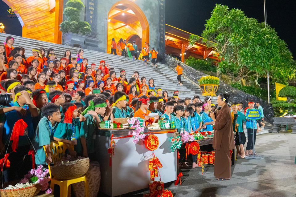 Cô Phạm Thị Yến chia sẻ với các bạn nhỏ về món bỏng gạo tuổi thơ