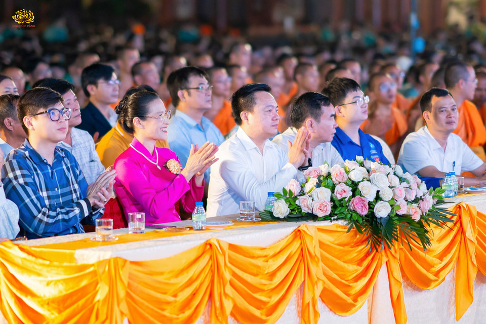 Cô Phạm Thị Yến (Tâm Chiếu Hoàn Quán) - Phó trưởng ban Tổ chức, Trưởng ban điều hành Khóa tu mùa hè chùa Ba Vàng năm 2025 cùng quý vị đại biểu, khách quý tham dự chương trình