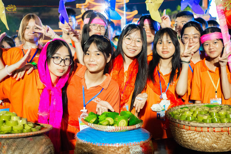 Xin mời mọi người cùng thưởng thức món bánh da lợn siêu thơm ngon cùng chúng con nha!