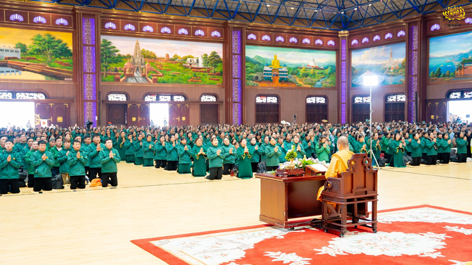 Phật tử vân tập về chùa Ba Vàng tu Bát quan trai hàng tháng