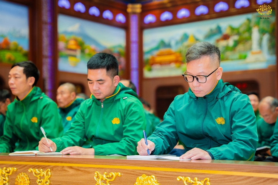 Tư duy và thực hành các điều giác ngộ rồi khuyến tấn người khác tu tập để giác ngộ