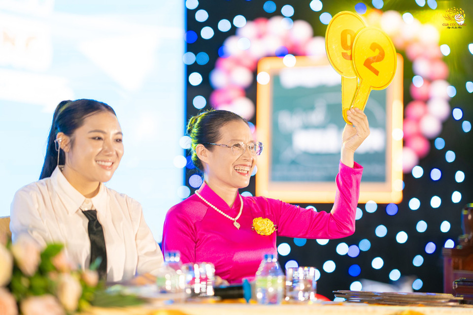 Cô Phạm Thị Yến - Phó trưởng ban Tổ chức, trưởng ban điều hành khóa tu mùa hè chùa Ba Vàng năm 2025 là một trong các vị giám khảo của cuộc thi dân vũ