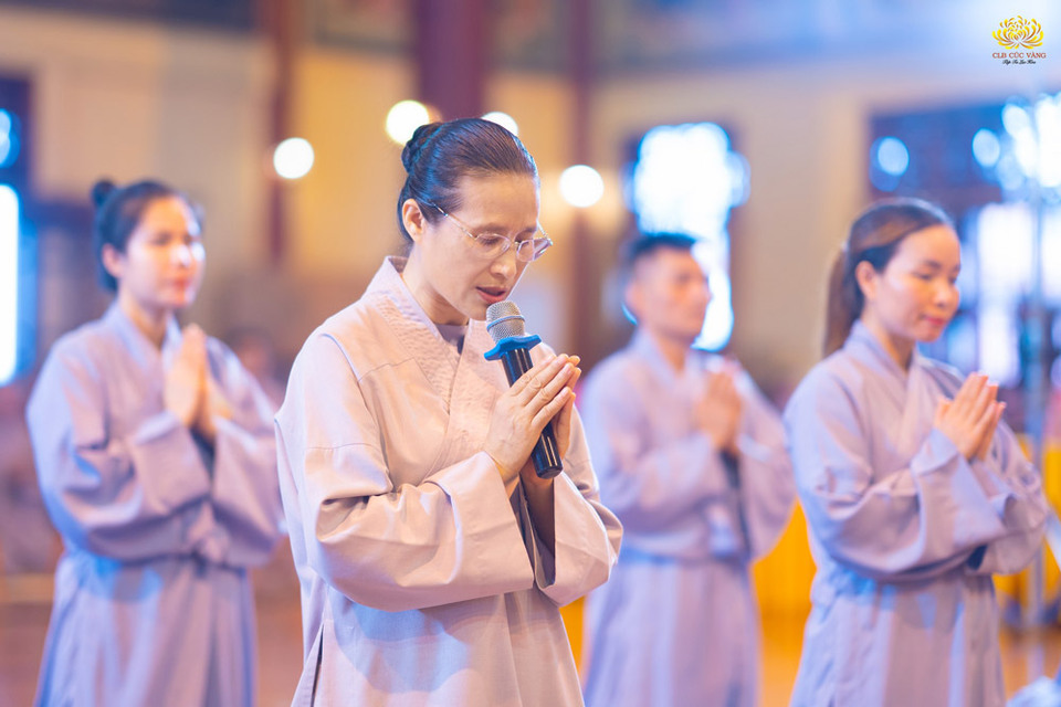 Đối trước Sư Phụ cùng chư Tôn đức Tăng, Cô Chủ nhiệm đại diện cho các Phật tử dâng lời phát nguyện: Sẽ tinh tấn tập thực hành công hạnh Bồ Đề “Hộ trì Tam Bảo/Chuyển tải Phật Pháp/Rộng khắp thế gian” (19/6/Quý Mão)