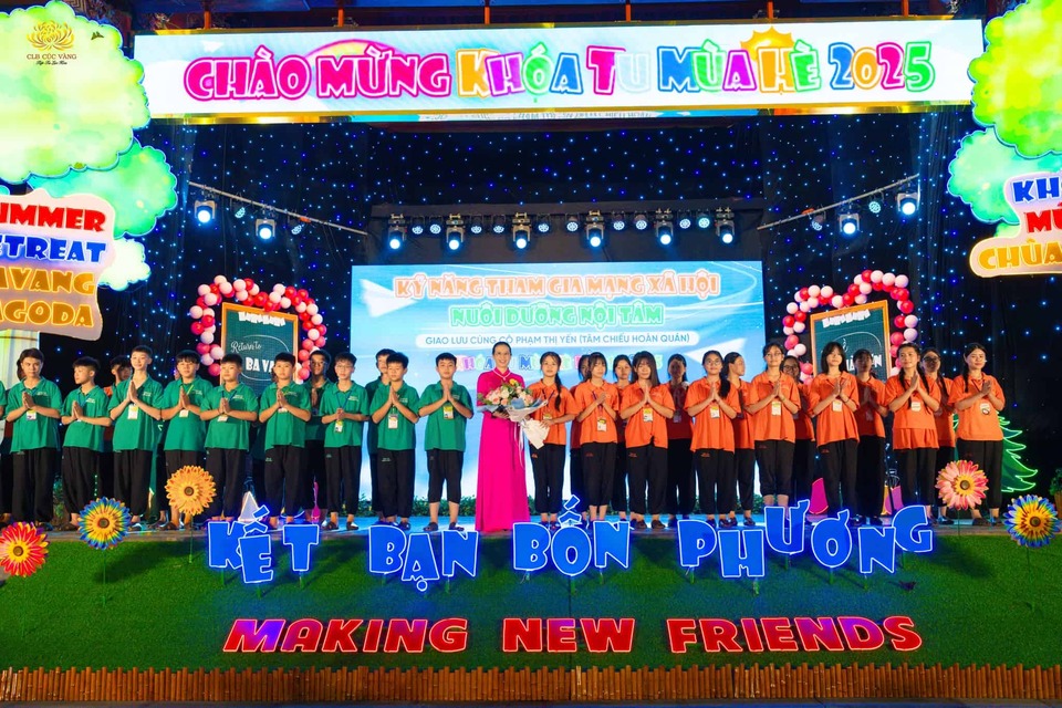 Đại diện các bạn khóa sinh kính tặng Cô bó hoa tri ân
