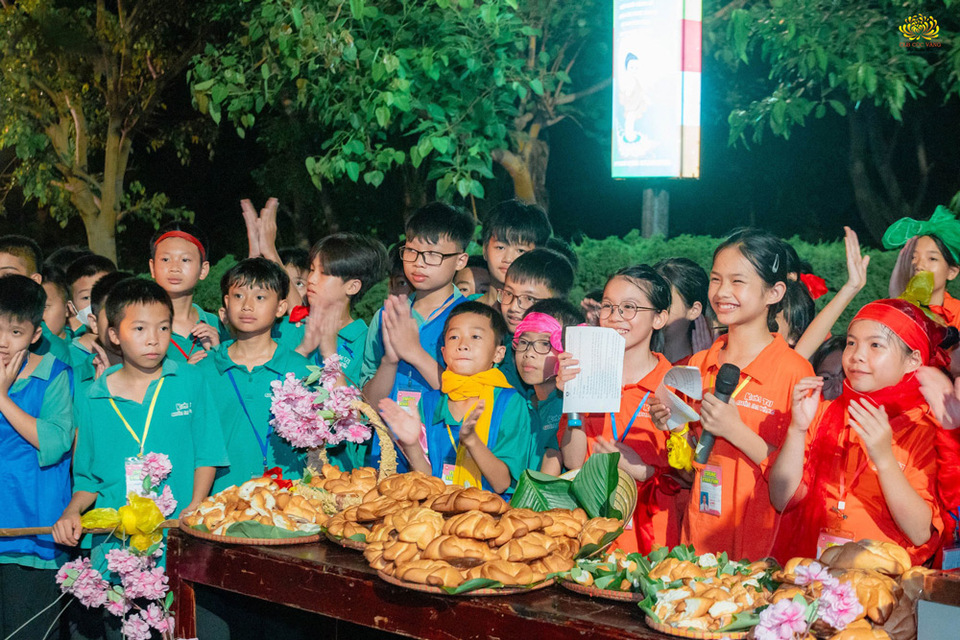 Nguyễn Đan Chi (thứ hai từ phải qua) cảm thấy rất biết ơn và kính trọng các Phật tử đã tận tình chăm sóc suốt những ngày qua của khóa tu