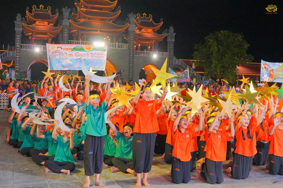 Bạn Việt Phong (cầm mặt trăng, đứng hàng đầu) cảm thấy rất vui khi được các cô bác Phật tử quan tâm, chăm sóc, yêu thương như con cháu trong nhà