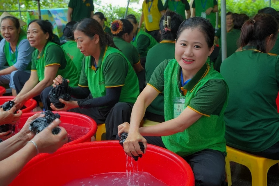 Chị Nguyễn Thị Tươi (ngoài cùng, bên phải) chia sẻ niềm mong mỏi các khóa sinh sẽ được vun bồi thêm về đạo hiếu