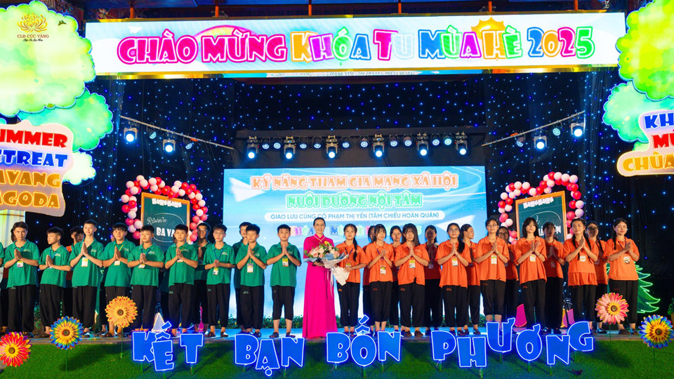 Đại diện khóa sinh tặng hoa, tri ân Cô Phạm Thị Yến sau buổi chia sẻ