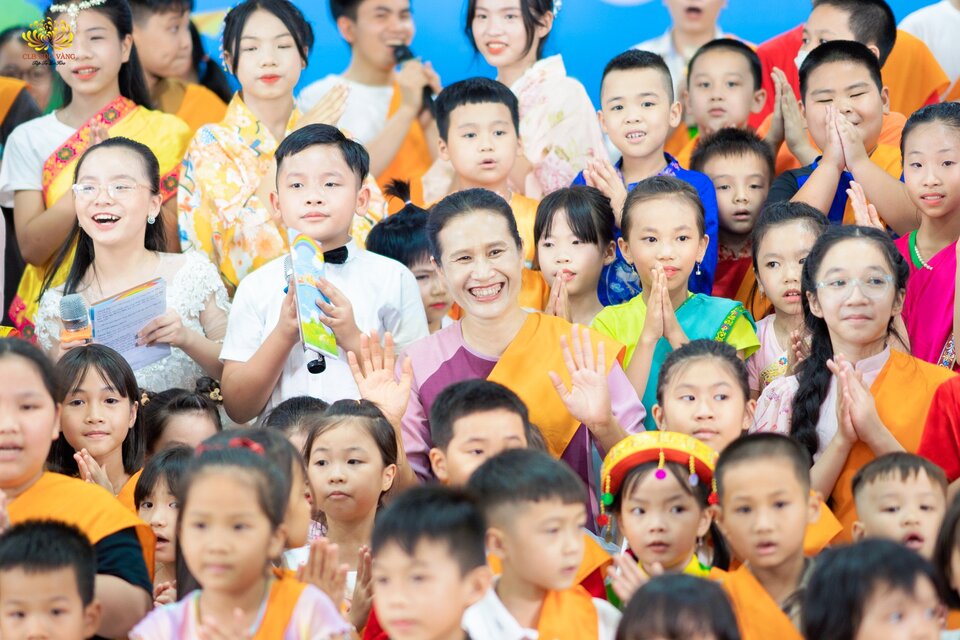 Kết thúc chương trình, các bé đã chụp cùng cô những bức hình lưu niệm và hát vang ca khúc 