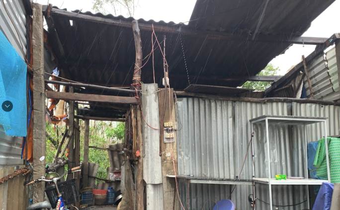 Căn nhà trước kia vốn xập xệ nay càng trở nên điêu tàn sau trận bão 