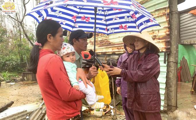 Gia đình anh Nguyễn Quốc Trầm gửi lời cảm ơn tới đoàn từ thiện CLB Cúc Vàng