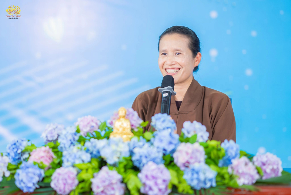 Cô Phạm Thị Yến trong buổi chia sẻ với các tình nguyện viên trước thềm Khóa tu mùa hè chùa Ba Vàng 2022