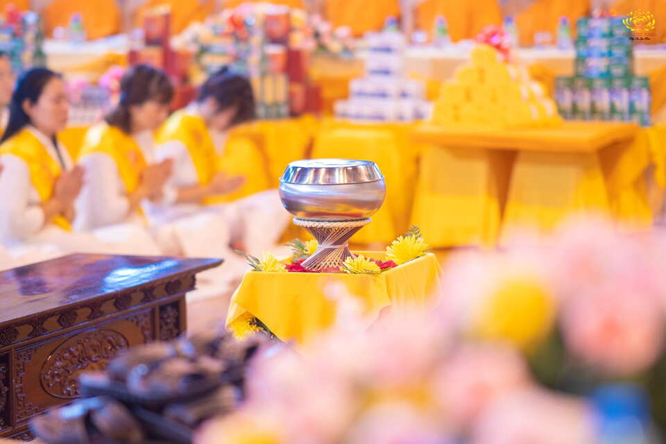 Bình bát của chư Tăng - Phước điền của thế gian. Đây cũng chính là một trong những phẩm vật được các Phật tử cúng dường lên chư Hòa thượng, Thượng tọa cùng chư Đại Đức Tăng Ni nhân mùa Vu lan
