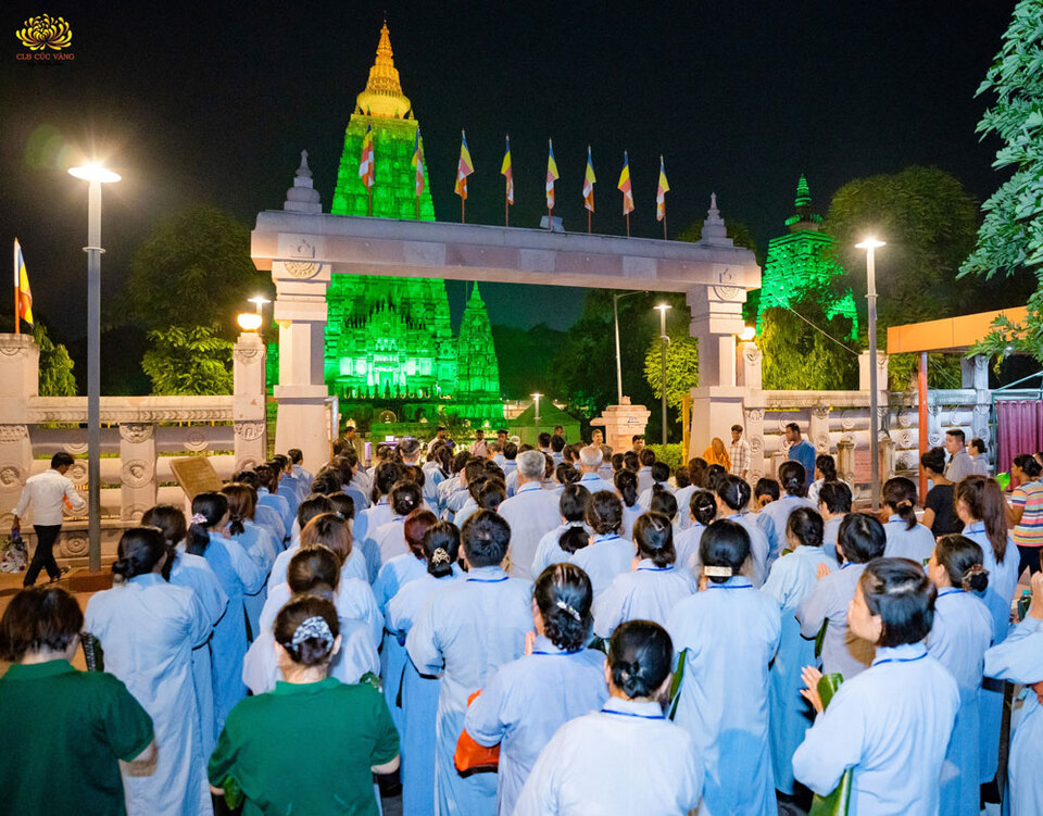Các Phật tử trong đoàn hành hương số 2 đã có mặt tại Tháp Đại Giác, Ấn Độ