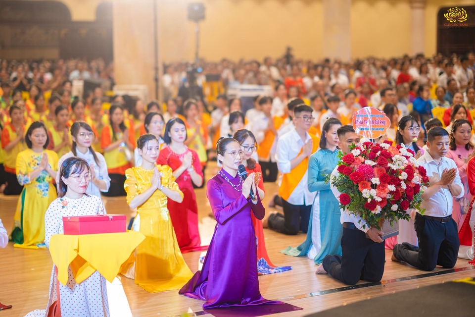 Đại diện cho các Phật tử trong CLB Cúc Vàng, CLB Tuổi trẻ Ba Vàng, CLB La Hầu La, Cô Phạm Thị Yến đã dâng lời tác bạch tri ân tới Sư Phụ Thích Trúc Thái Minh nhân mùa Vu lan