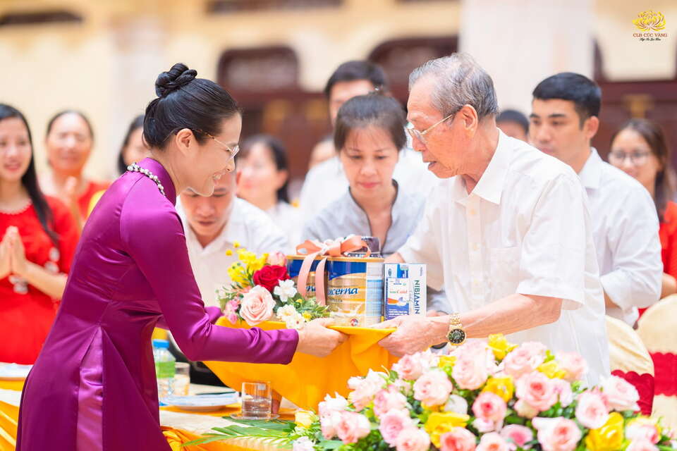 Cô Phạm Thị Yến dâng những phẩm vật tri ân tới Cụ ông - Thân phụ của Sư Phụ Thích Trúc Thái Minh nhân mùa Vu lan. Đây là món quà thể hiện tâm hiếu hạnh của những người con Phật tới hai đấng sinh thành của bậc Ân sư