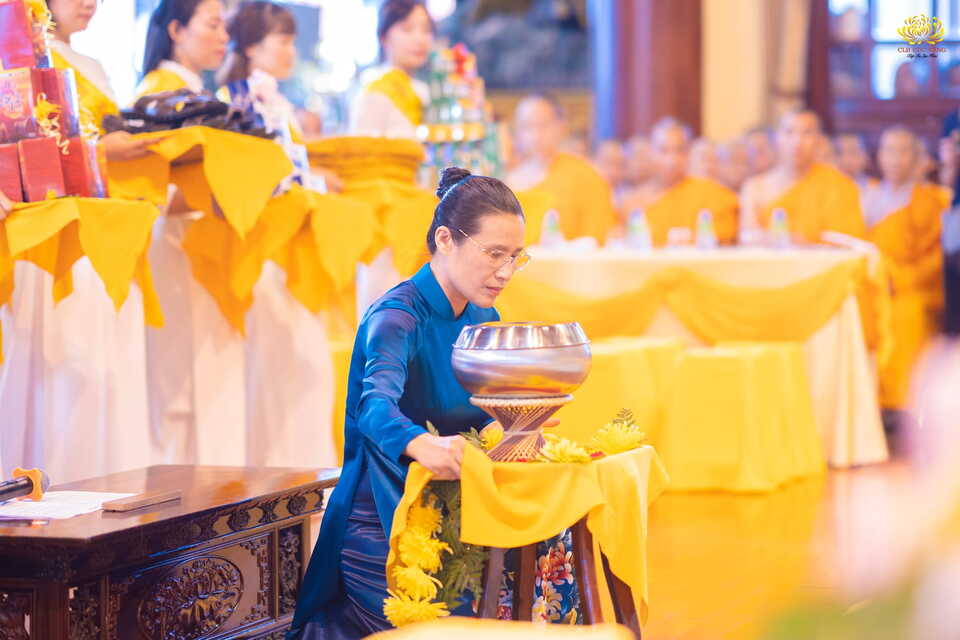 Cô Phạm Thị Yến thành kính dâng phẩm vật cúng dường tới chư Hòa thượng, Thượng tọa cùng chư Đại Đức Tăng Ni nhân mùa Vu lan