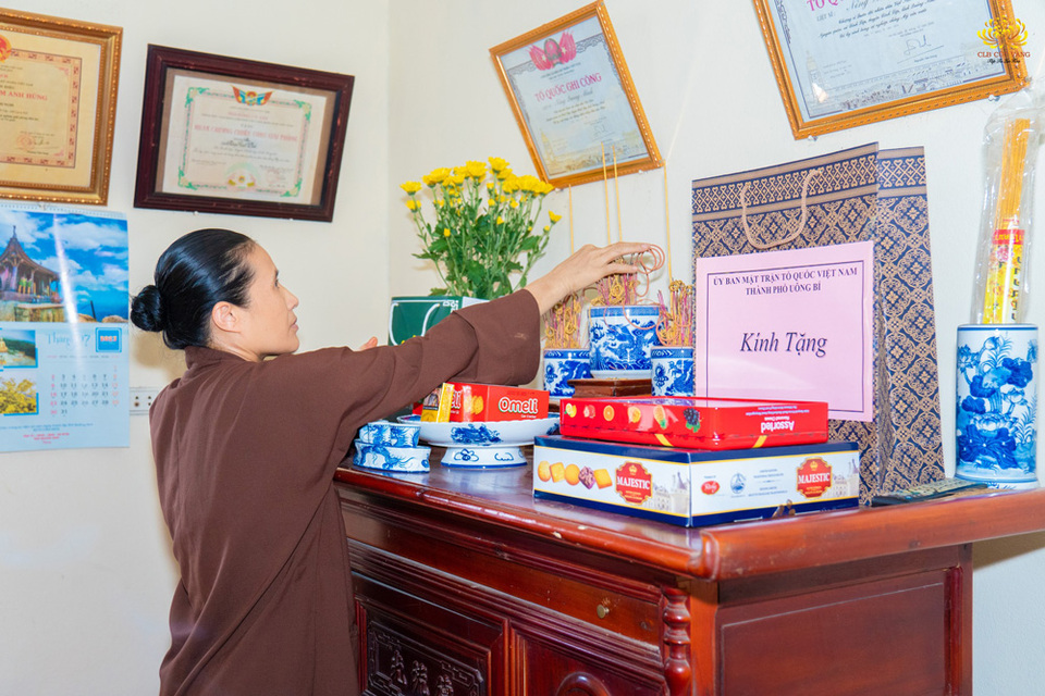 Cô Phạm Thị Yến thắp hương trước ban thờ các anh hùng liệt sĩ tại nhà mẹ Việt Nam anh hùng Hoàng Thị Nghi