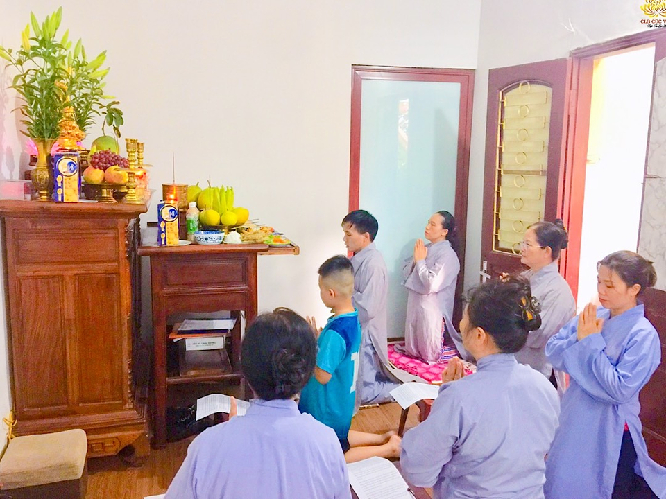 Các Phật tử cùng thực hiện nghi thức cúng rằm tháng 7  