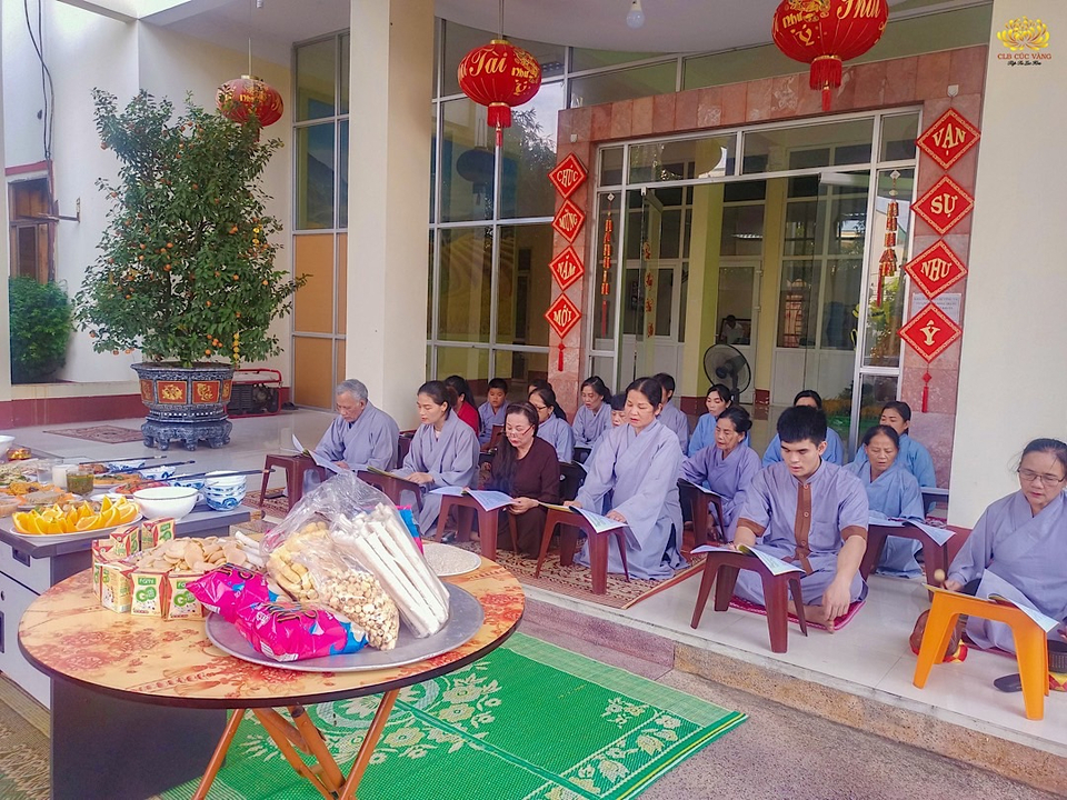 Các Phật tử cùng tác lễ cúng thí nhân mùa Vu lan  