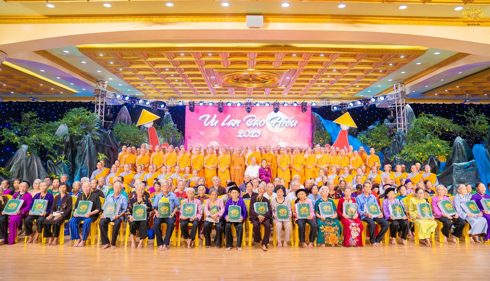 Bức hình ý nghĩa, lưu lại khoảnh khắc các Phật tử cao tuổi và cha mẹ của các Phật tử cùng chụp hình lưu niệm bên Sư Phụ cùng chư Tăng và Cô chủ nhiệm Phạm Thị Yến