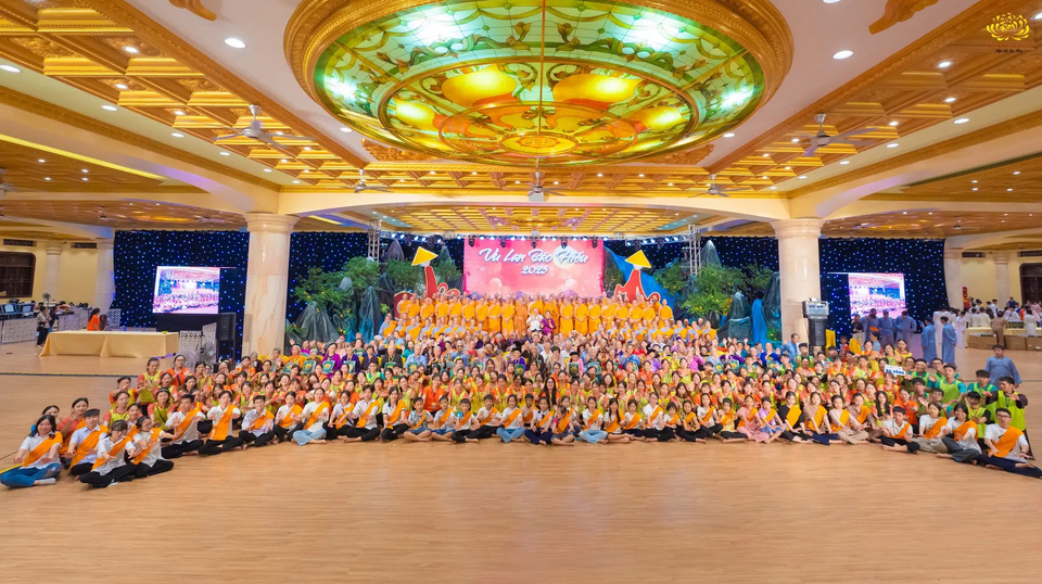 Bức hình lưu niệm quý giá trong mùa Vu lan mà các Phật tử trong CLB Cúc Vàng, CLB Tuổi trẻ Ba Vàng và CLB La Hầu La được chụp cùng Sư Phụ cùng chư Tăng và Cô chủ nhiệm Phạm Thị Yến