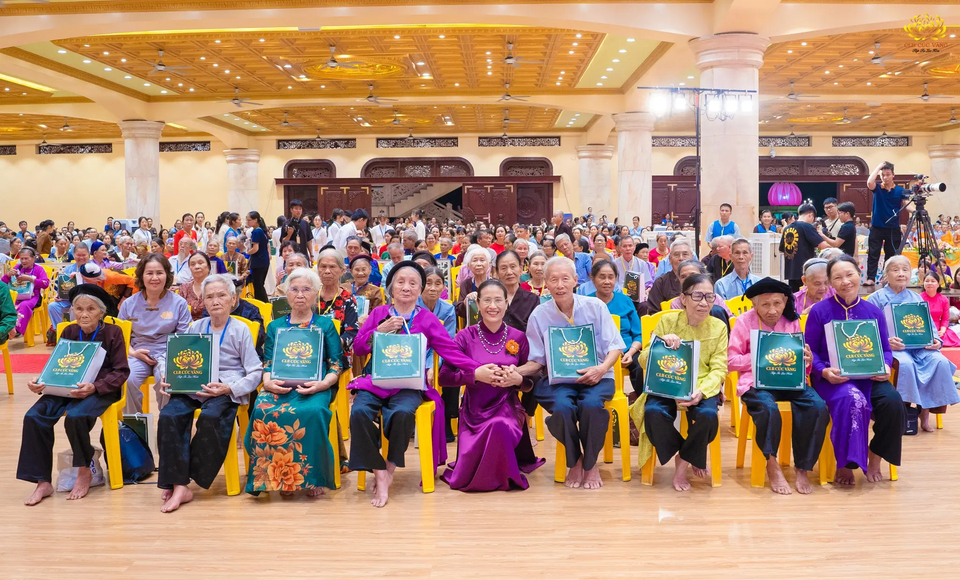 Cô Phạm Thị Yến chụp hình lưu niệm bên các Phật tử cao tuổi và cha mẹ của các Phật tử trong CLB Cúc Vàng nhân mùa Vu lan