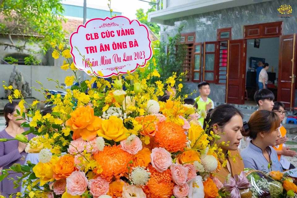 Lẵng hoa tri ân của các Phật tử trong CLB Cúc Vàng gửi tới 2 cụ thân sinh của Sư Phụ nhân mùa Vu lan