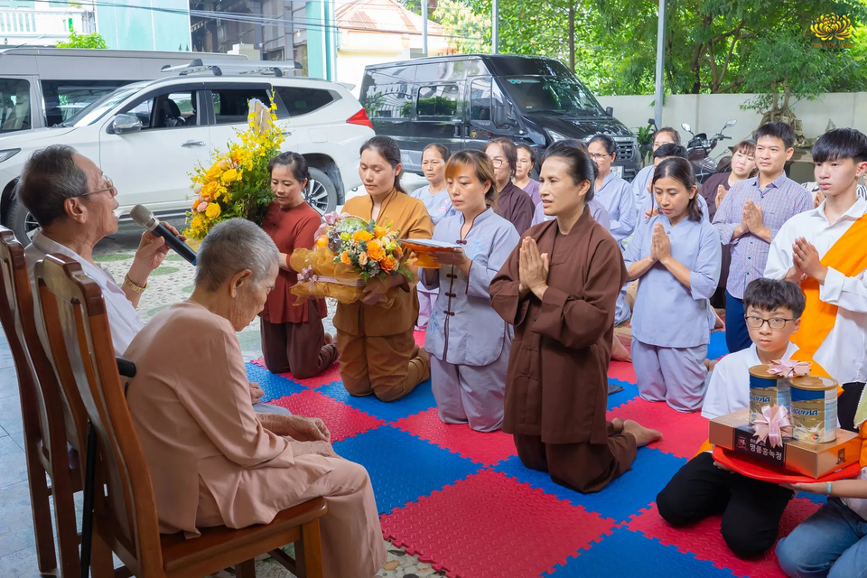 Đáp lại tấm lòng tri ân và tình cảm của Cô Phạm Thị Yến cùng các Phật tử trong CLB Cúc Vàng, CLB Tuổi trẻ Ba Vàng và CLB La Hầu La, cụ ông (thân phụ của Sư Phụ Thích Trúc Thái Minh) đã có lời chia sẻ và chỉ dạy với các Phật tử