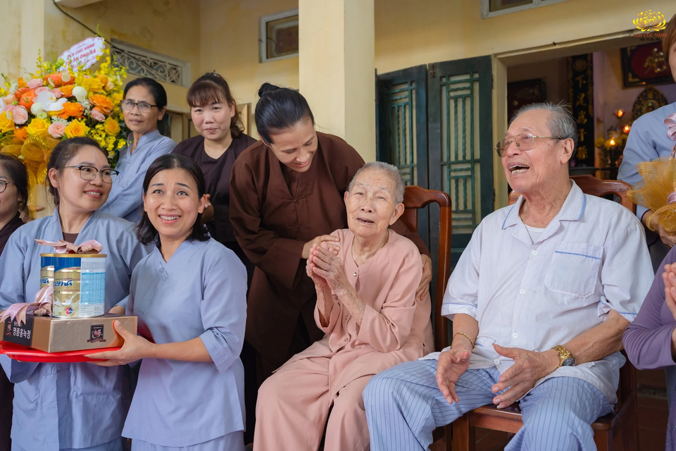 2 cụ hoan hỷ khi nhận được sự quan tâm, cùng tình cảm của các Phật tử nhân ngày Vu lan