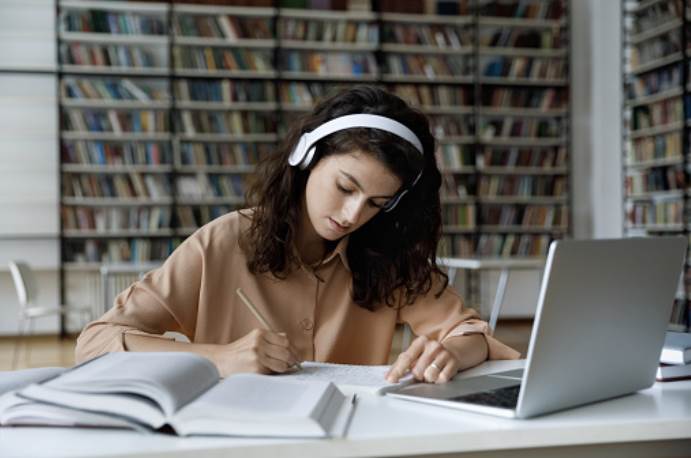 Thế hệ trẻ nên tìm hiểu, học hỏi kiến thức công nghệ thông tin để làm lợi ích cho xã hội (ảnh minh họa)