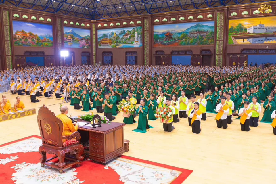 Các Phật tử dâng lời kính tri ân Sư Phụ